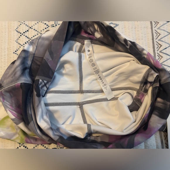 Lululemon Throwback Print Align High-Rise Short 6"
Unicorn Throwback White Multi - Picture 5 of 8